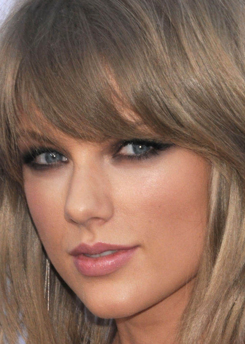 Taylor Swift at the 2015 Billboard Music Awards close-up
