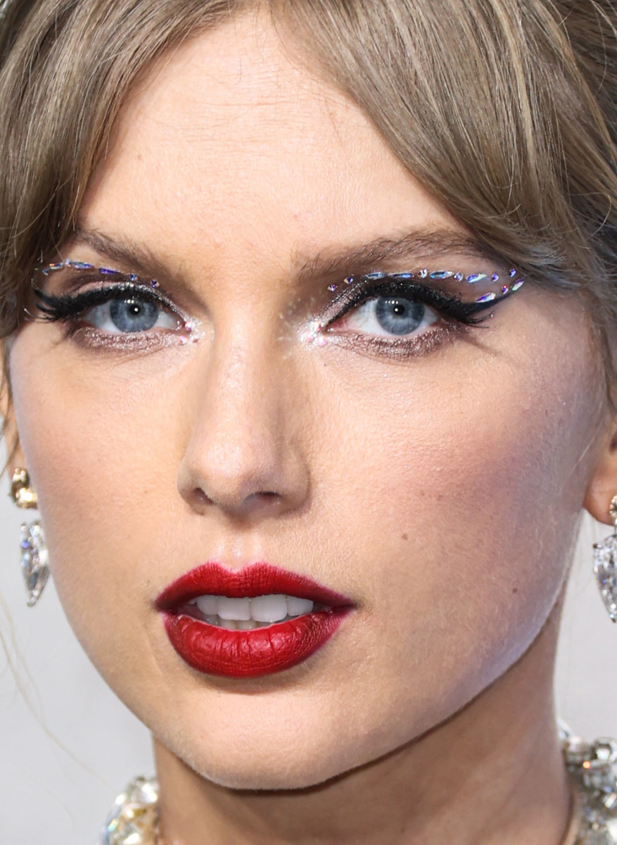 Taylor Swift at the 2022 VMAs close-up